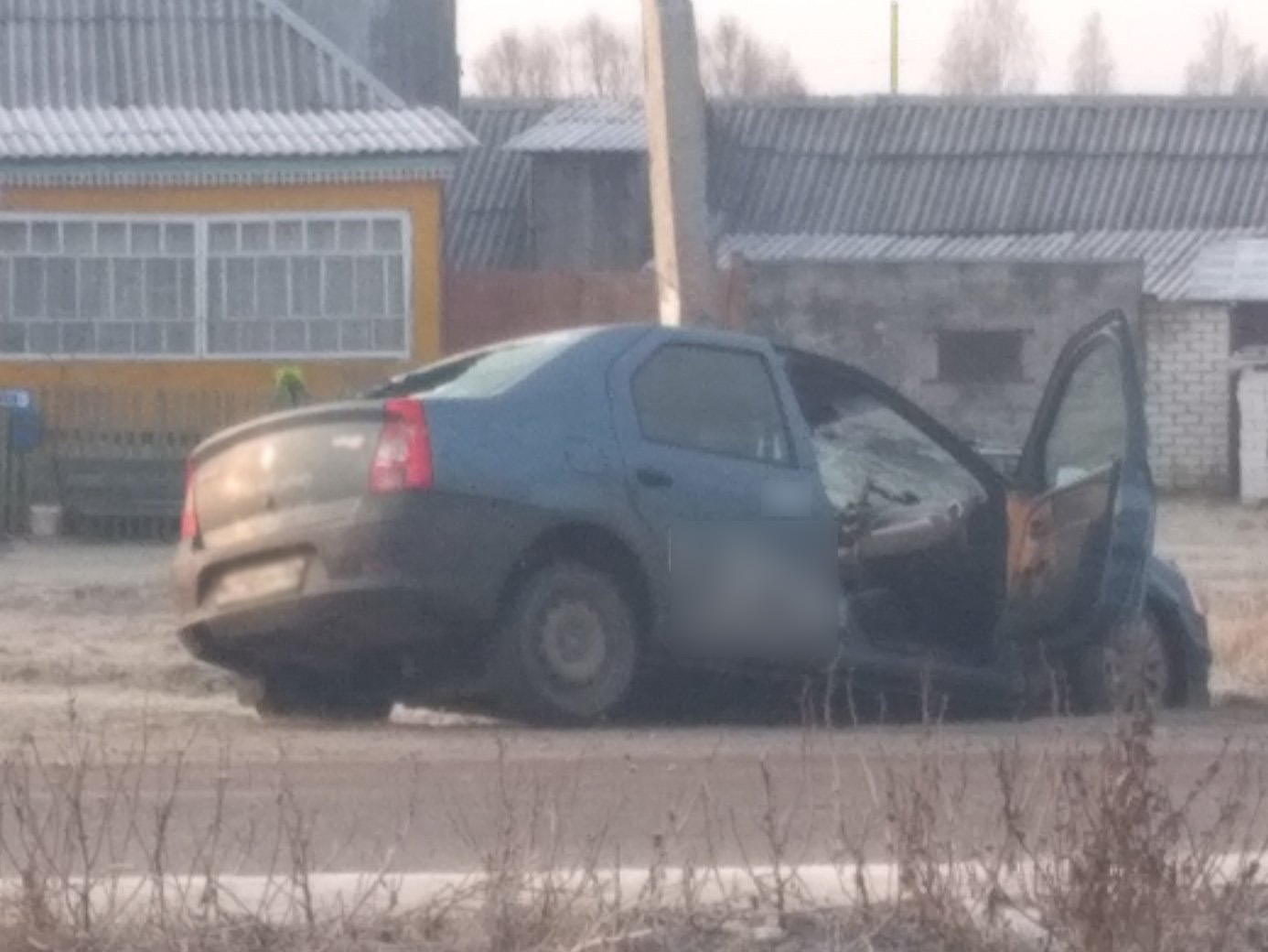 В брянском поселке такси вылетело с проезжей части