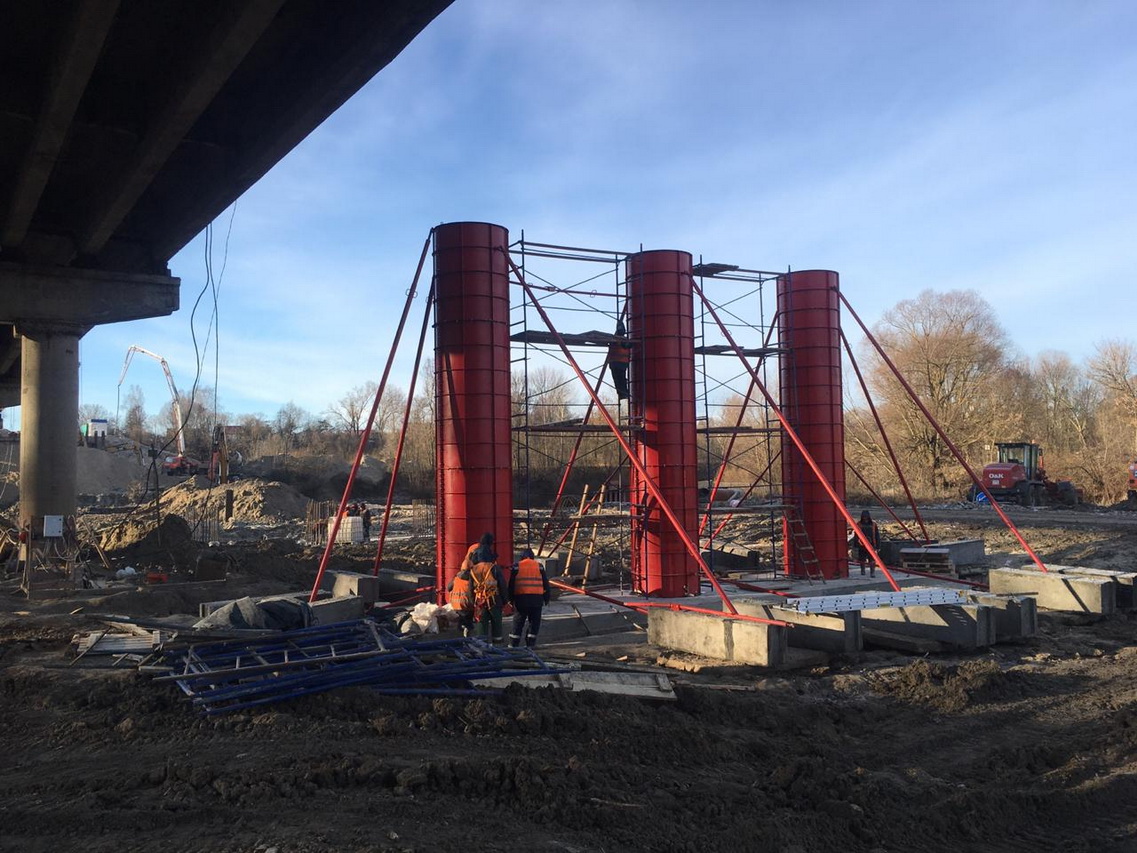 Мостовики готовят первую из 12 опор Литейного моста