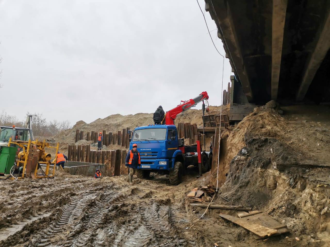 На строительство Литейного моста в Брянске привезли более 9,5 тысяч кубометров песка