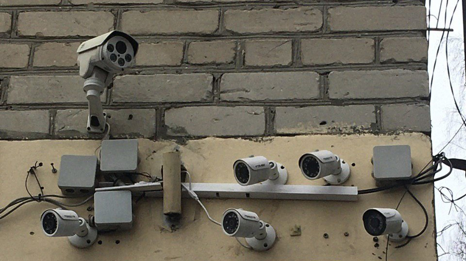 Брянцев озадачило количество камер на жилом доме