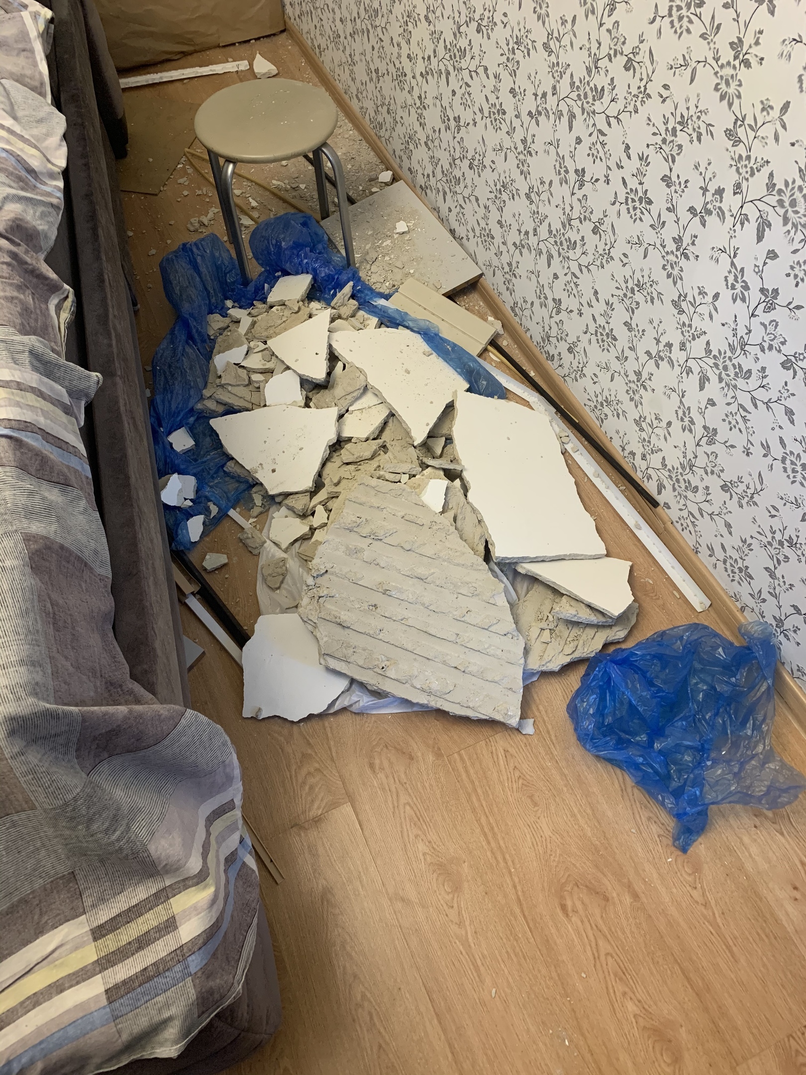 В брянской квартире детей чуть не прибил обвалившийся потолок