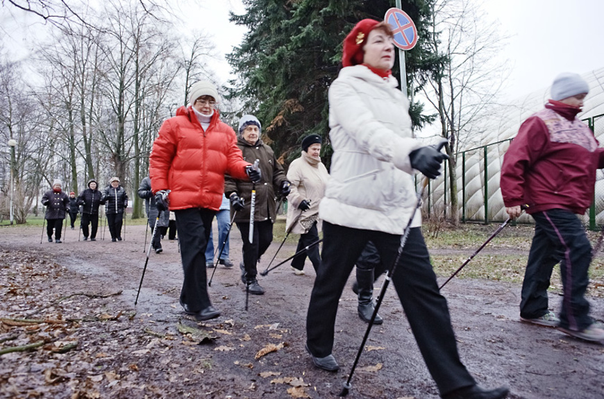 Любителей «финской ходьбы» в Климово попросили надевать светоотражающие жилеты