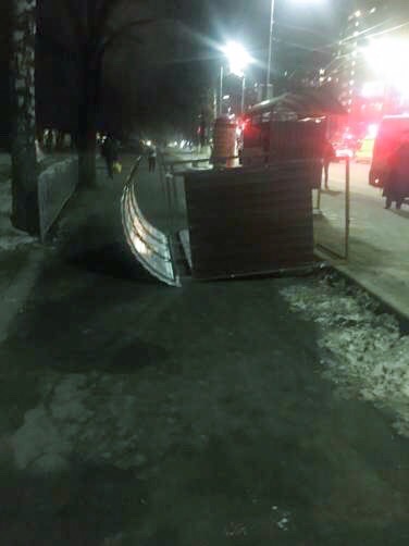 В Брянске ветер повалил автобусную остановку