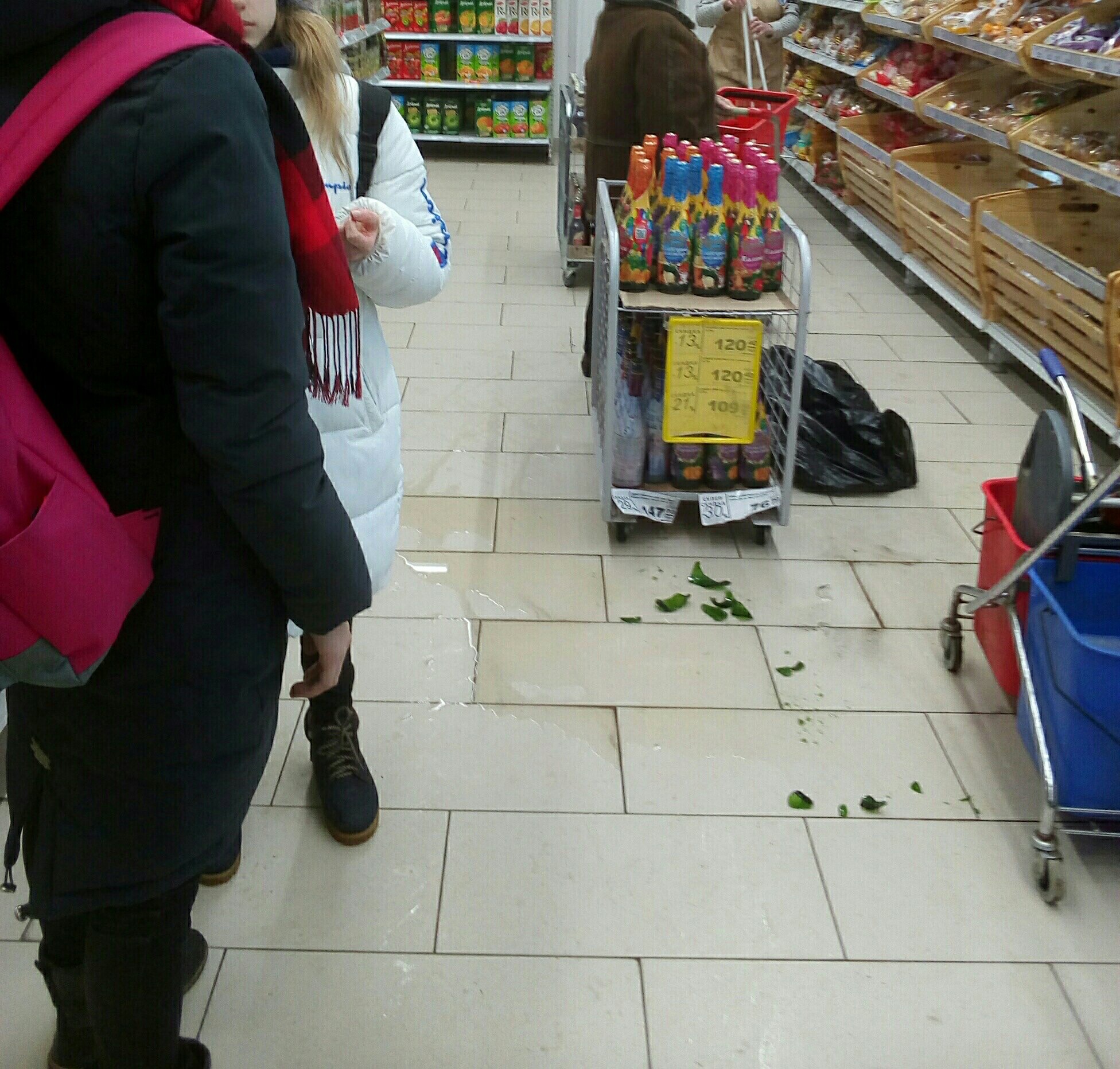 Персонал магазина в Брянске держал девочку в заложниках, пока её подружка не принесёт деньги