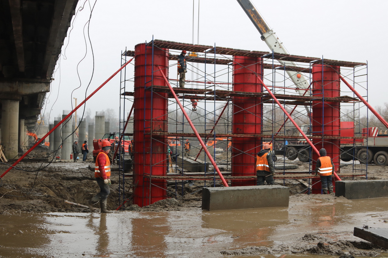 Строители завершают возведение первой опоры Литейного моста в Брянске