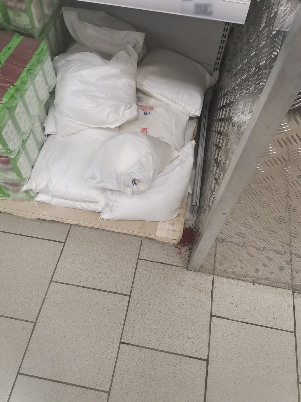 В брянском супермаркете рядом с продуктами покупатели обнаружили крысиный яд