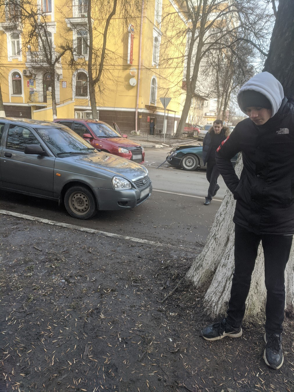 В Брянске возле ТЮЗа столкнулись два авто
