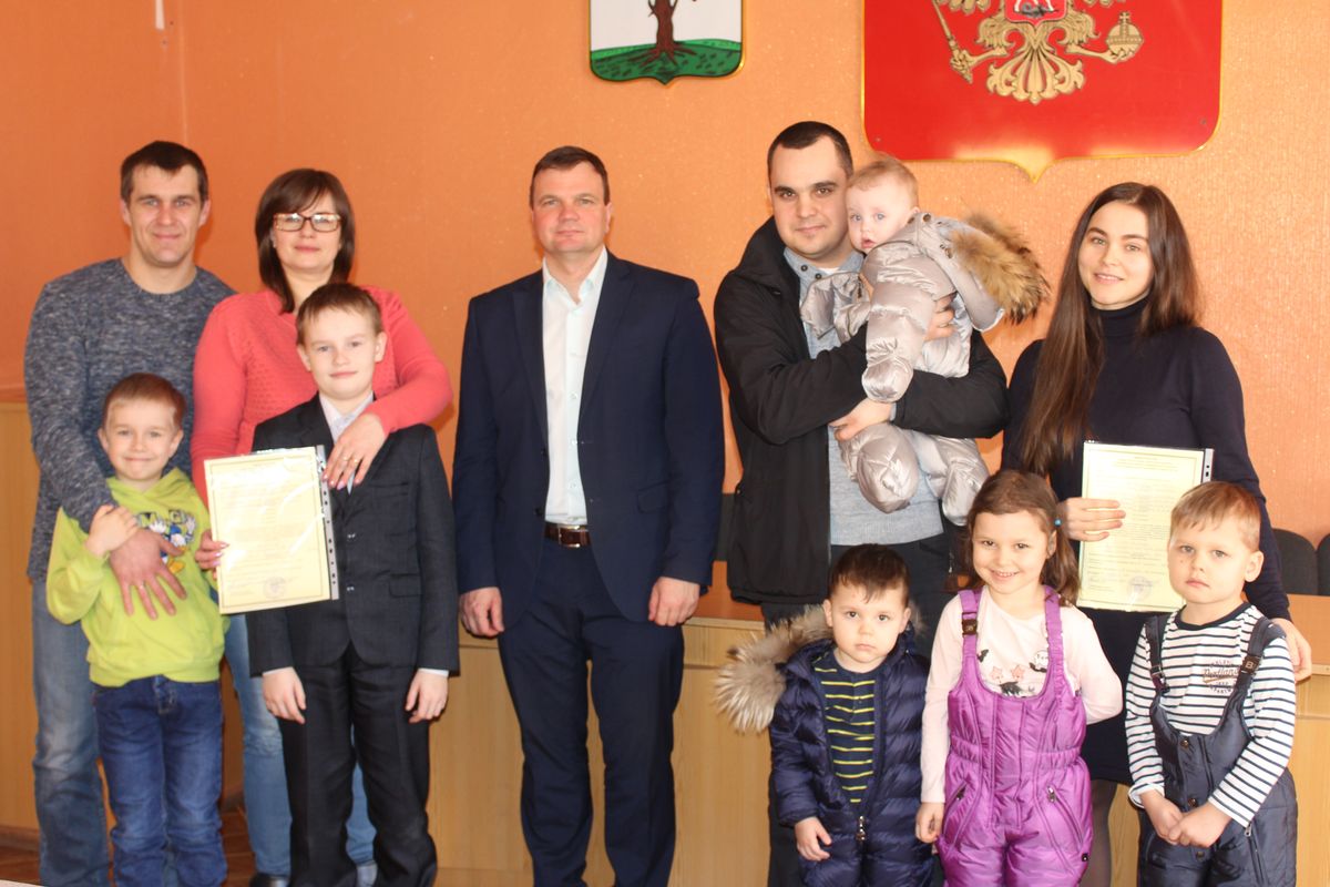 Молодые семьи из Стародуба получили жилищные сертификаты