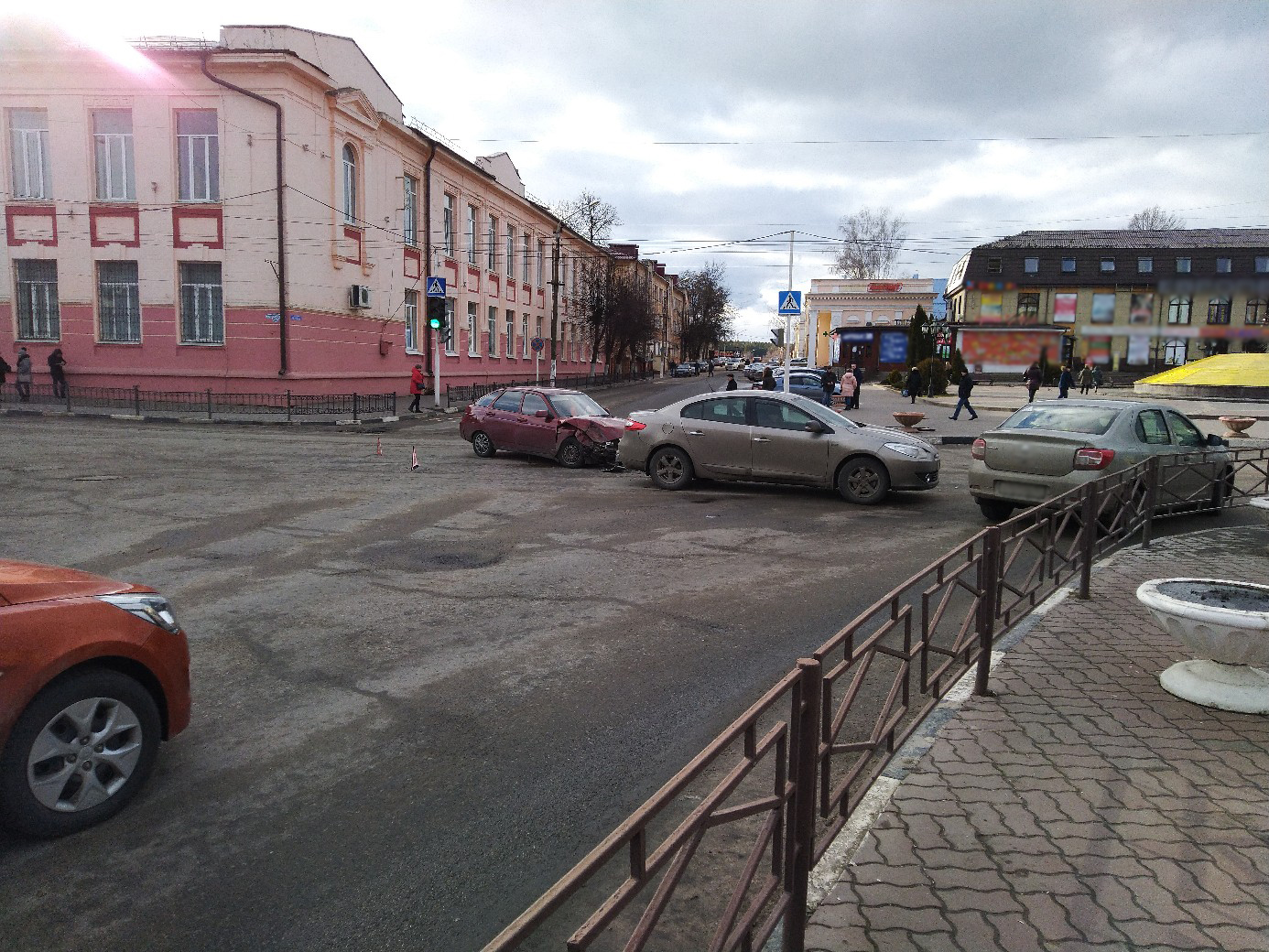 В Клинцах на перекрестке столкнулись ВАЗ и «Рено»