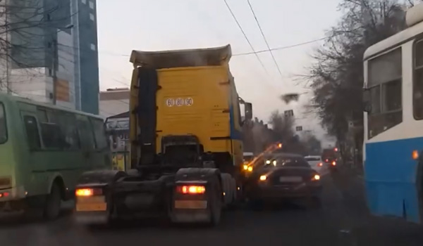 В Брянске легковушка протаранила фуру