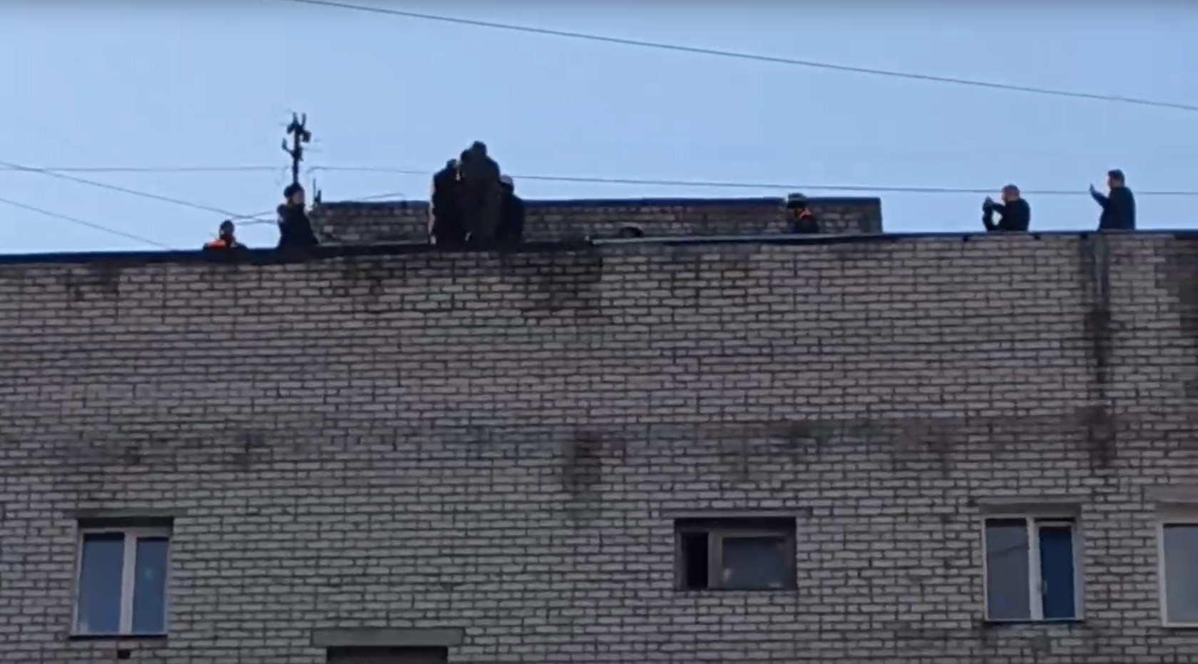 В сети появилось видео следственного эксперимента на крыше брянской многоэтажки