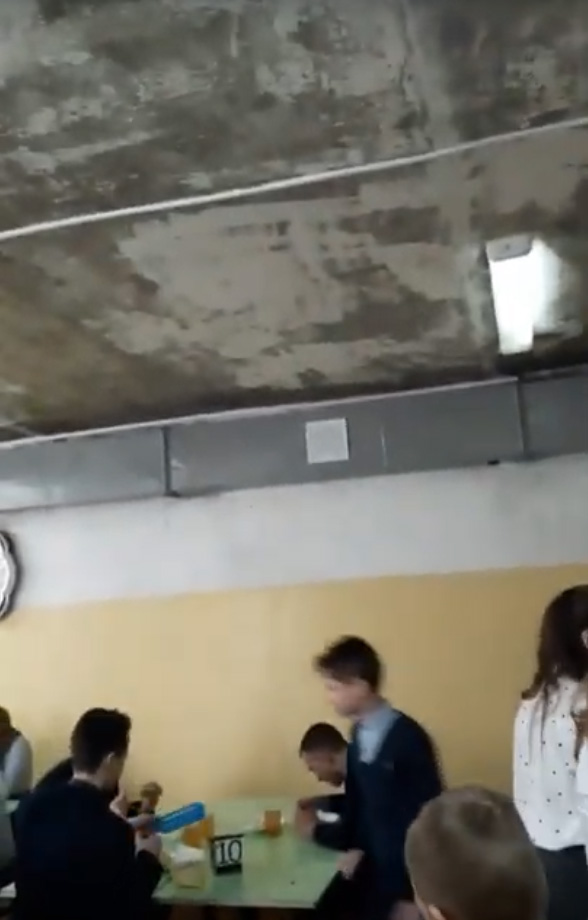 В школе Глинищево родители рассмотрели опасный потолок