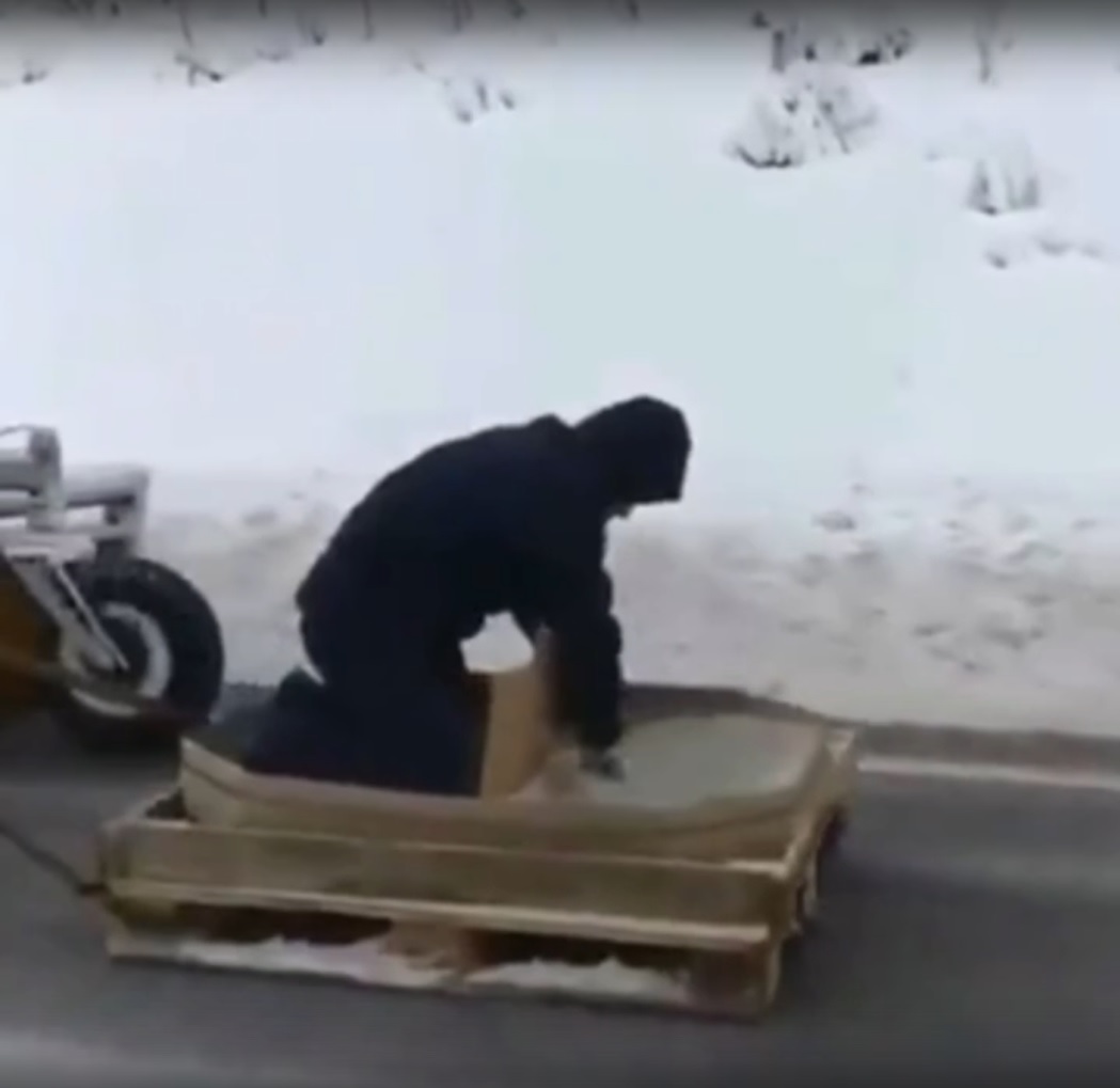Брянские коммунальщики выехали на борьбу со снегом на деревянных санях