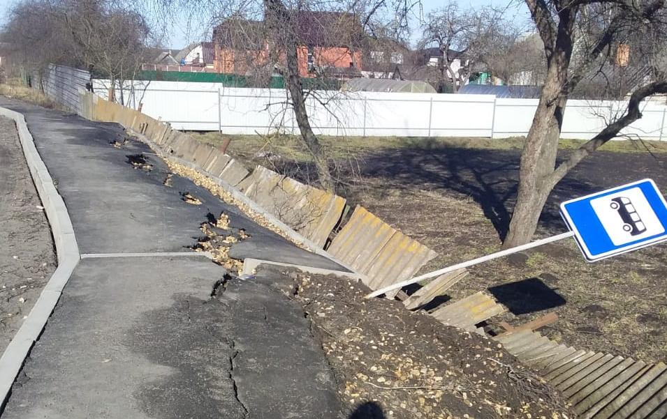 В Брянске остановка «сползла» в частный двор