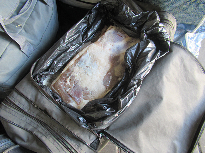 В Брянске с поезда вынесли сотни кило мяса в сумках: везли на реализацию в Москву