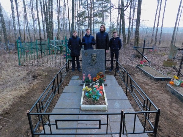 Жуковские школьники собрали на ярмарке деньги для ограды на могиле пионера-героя