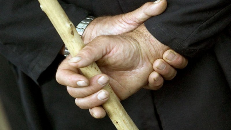 Грабитель оглушил брянскую пенсионерку деревянной палкой и отнял кошелек