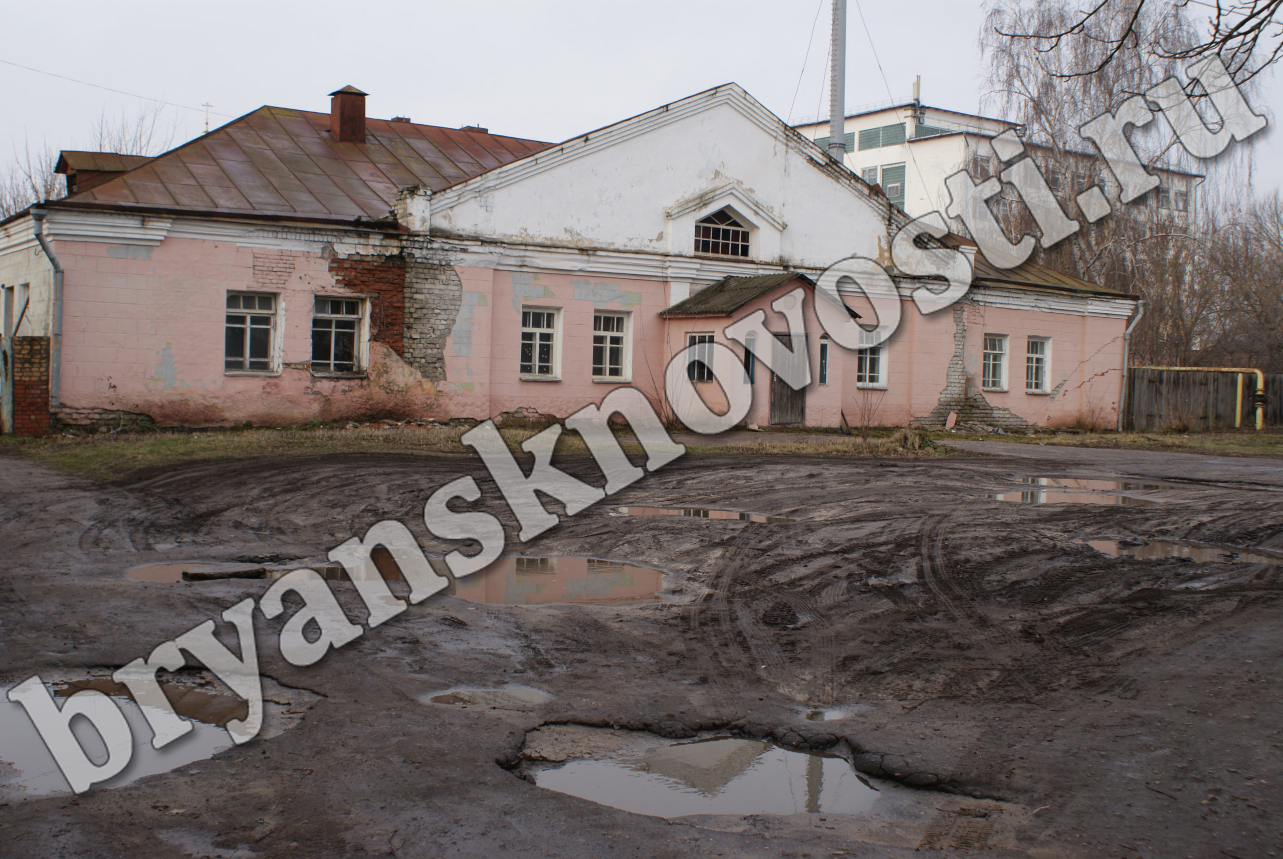 Печально и убого ютится в центре города здание бывшей городской бани №1 в  Новозыбкове • БрянскНОВОСТИ.RU