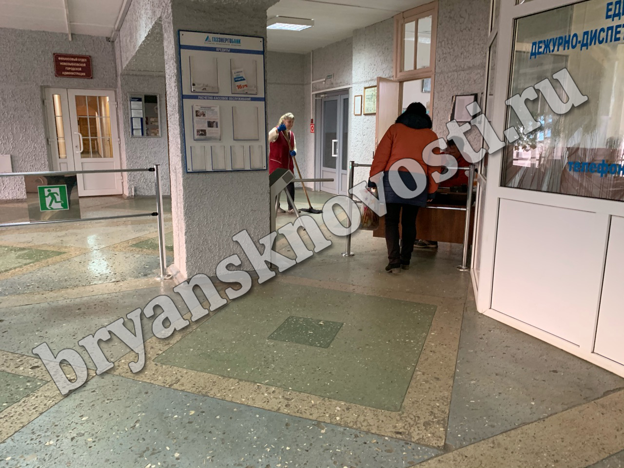 В Новозыбкове власти поставили турникеты в здании администрации и совета депутатов