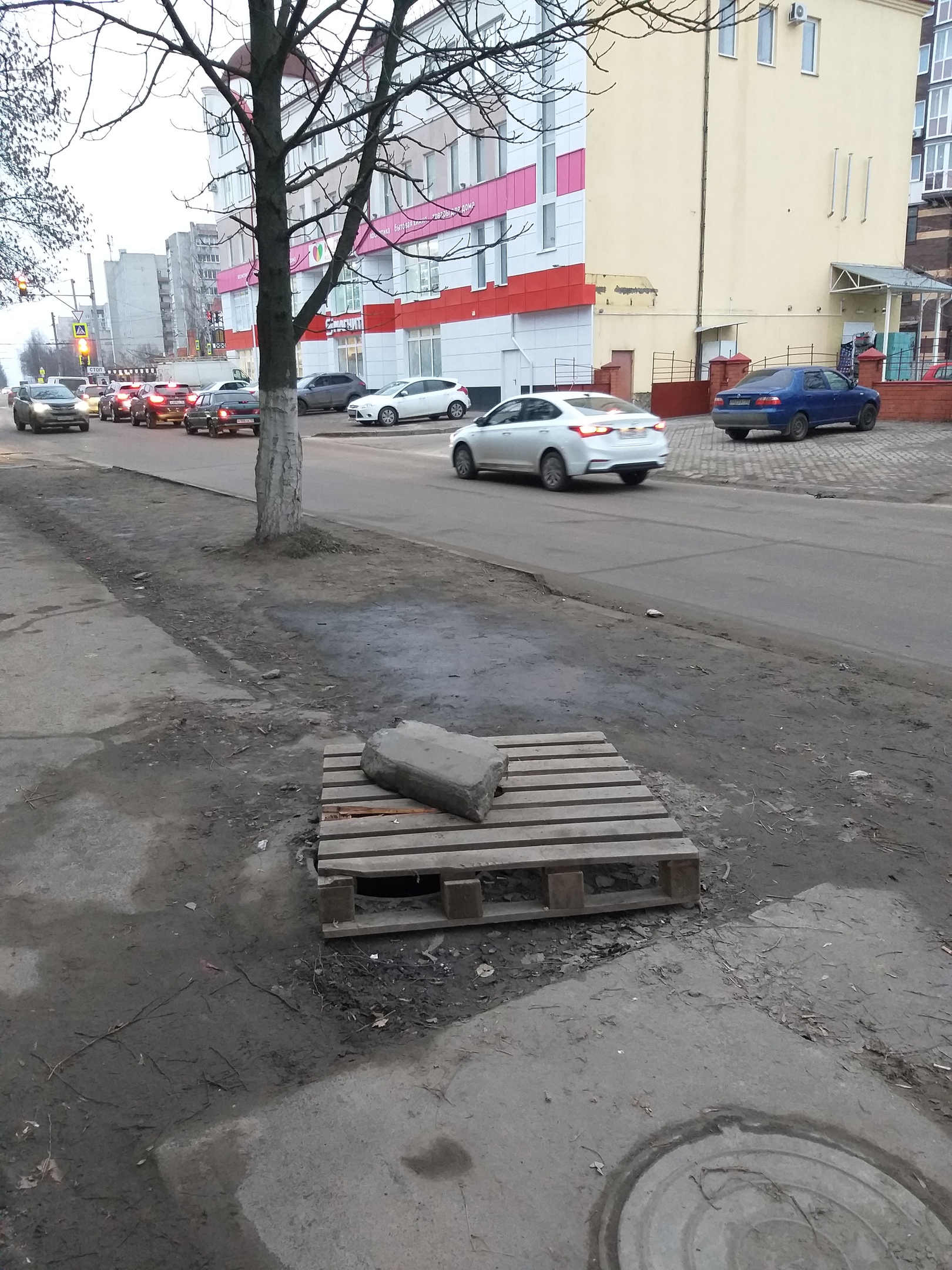 В Брянске установили альтернативный канализационный люк