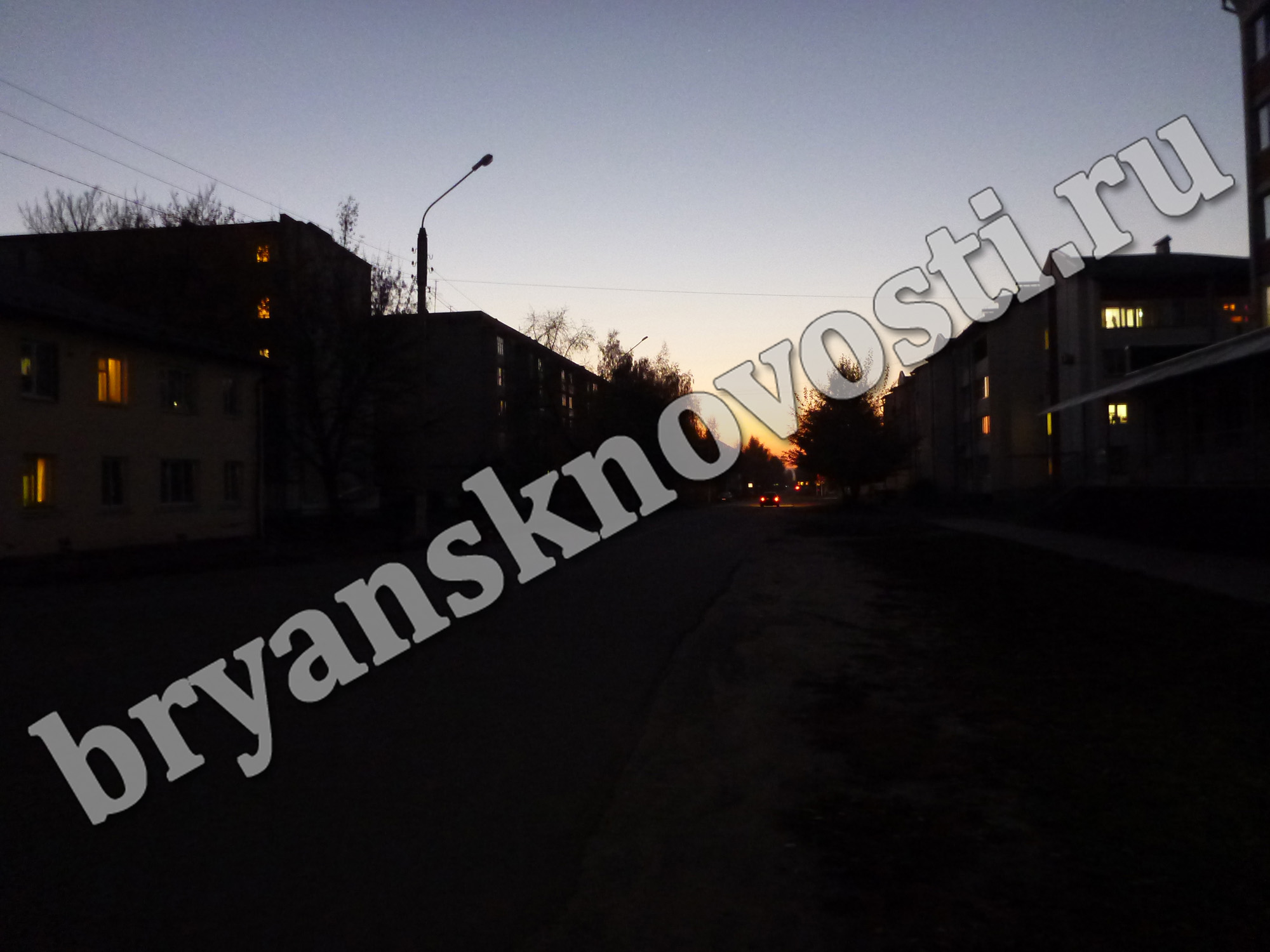 Семье сказали ждать: школьники в Новозыбкове пятый месяц ходят по темноте