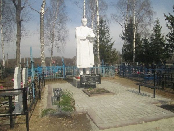 В Севском районе вернули красоту мемориалу воинам
