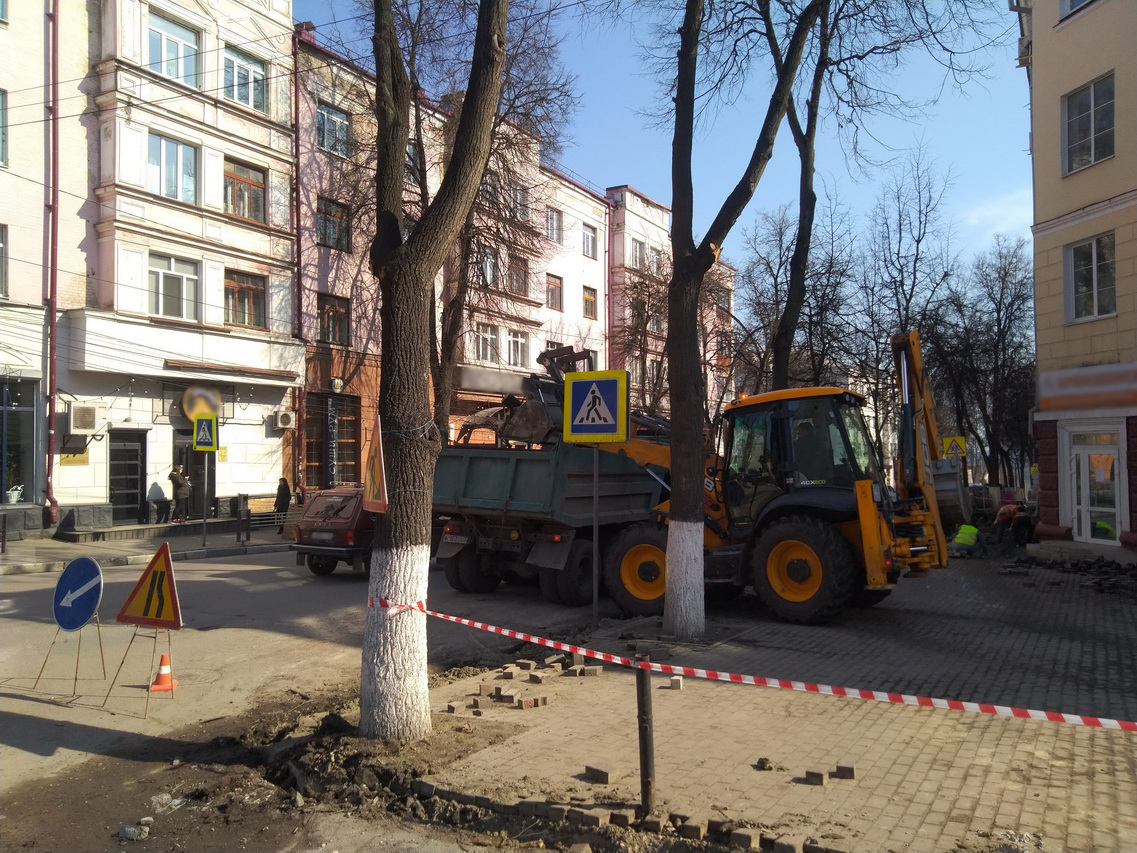 На улице Фокина в Брянске демонтируют старую плитку