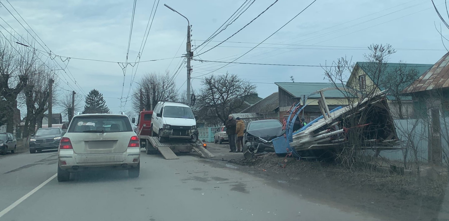 Столкнувшиеся автомобили разнесли стелу «Чашин Курган» в Брянске