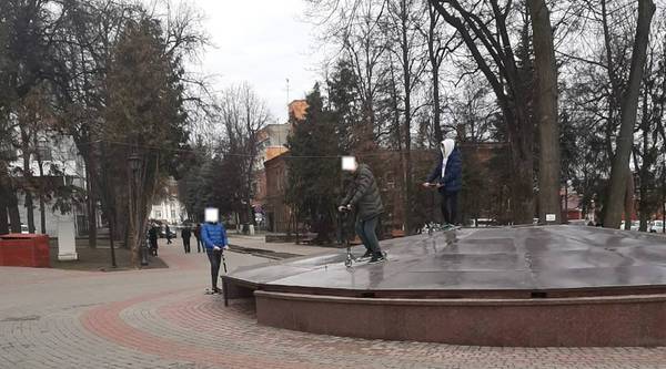 Брянские школьники устроили покатушки с городского фонтана