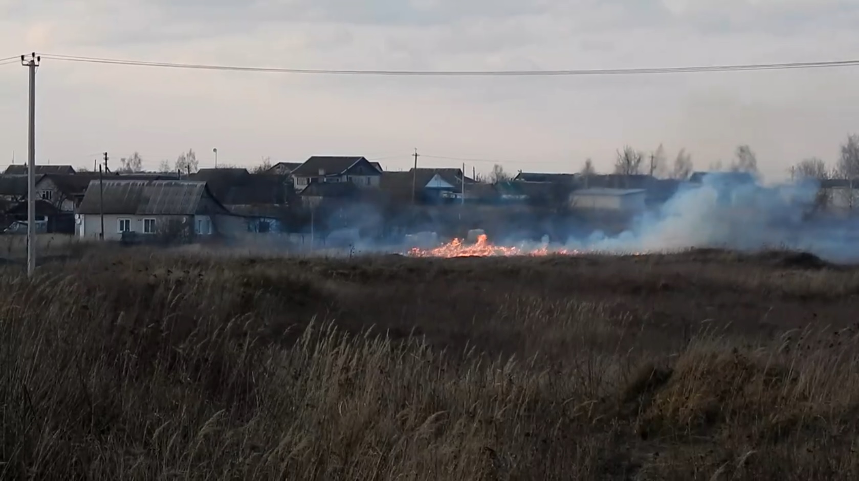 В Локте огонь от горящей травы подобралась к домам