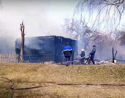 В Погарском районе хозяйка успела выбежать из горящего дома
