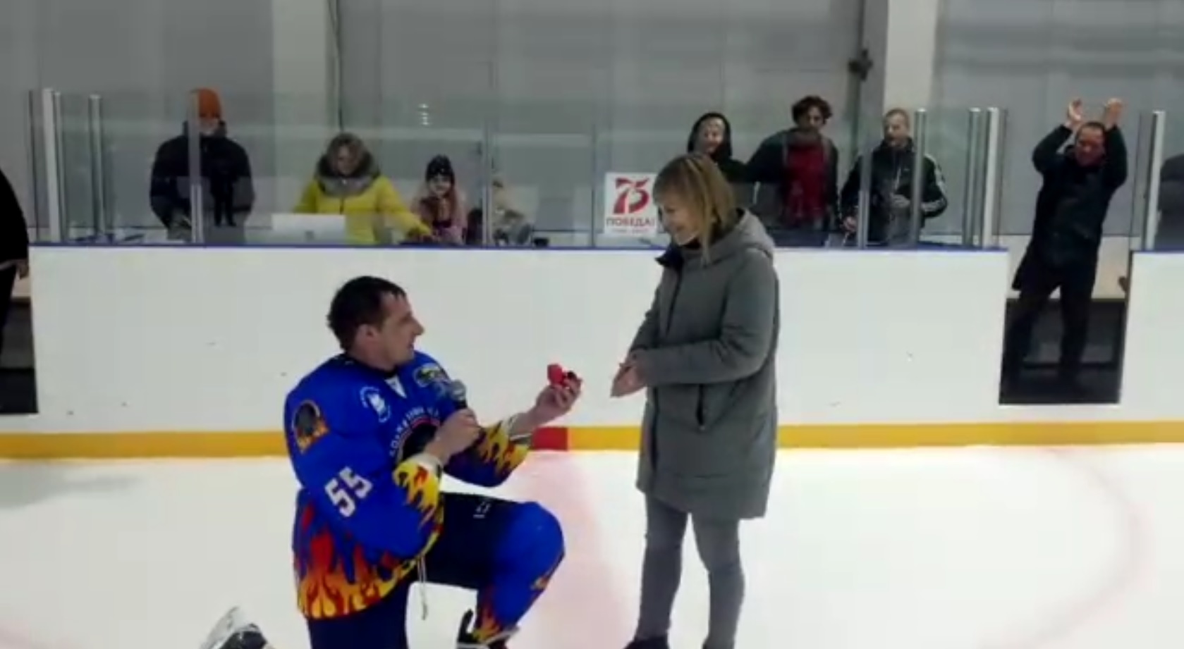 Новозыбковский хоккеист сделал предложение своей девушке на льду