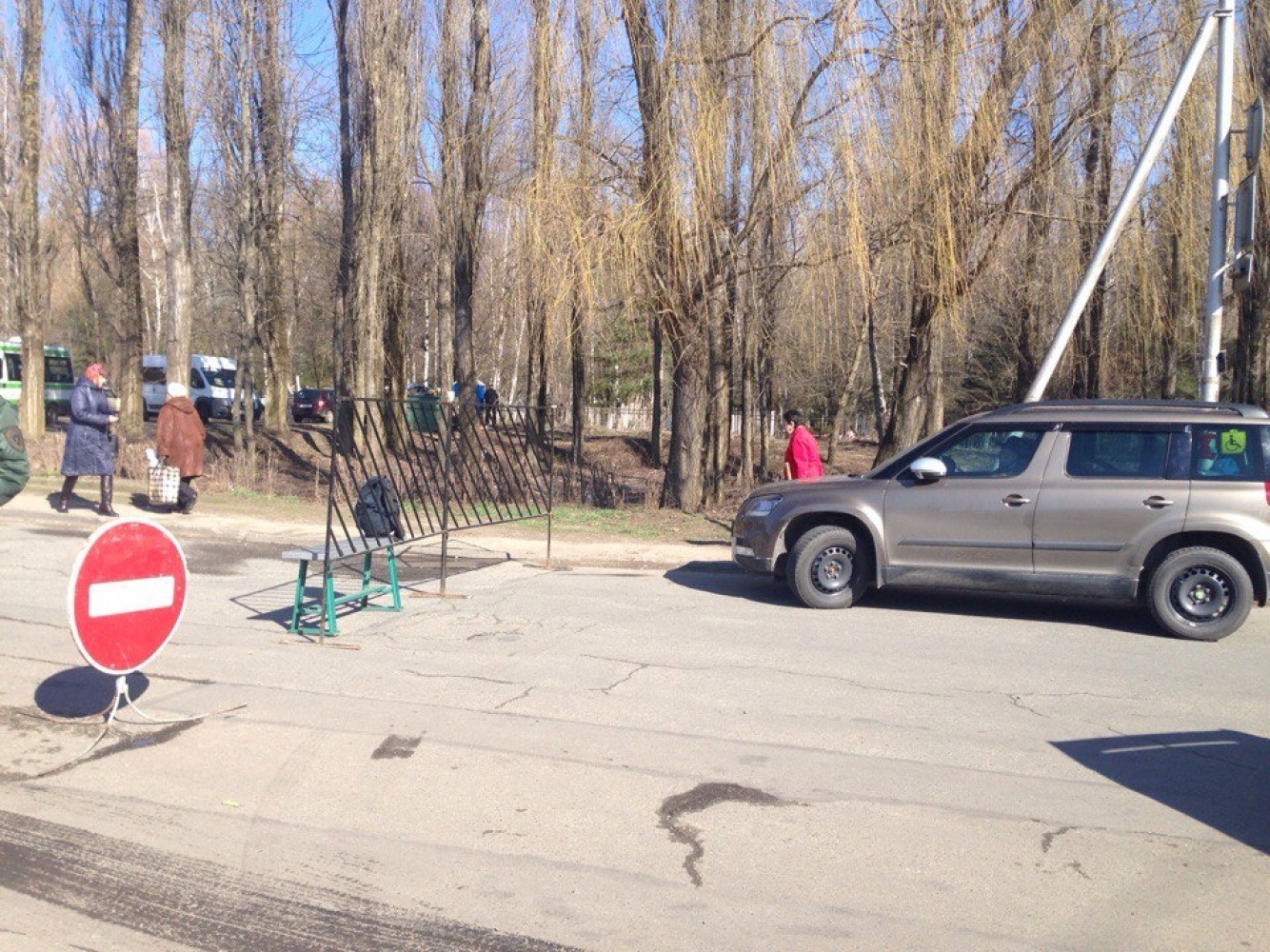 В Брянской области на Пасху запретили парковаться возле кладбищ