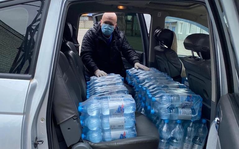Брянским медикам активисты доставили питьевую воду