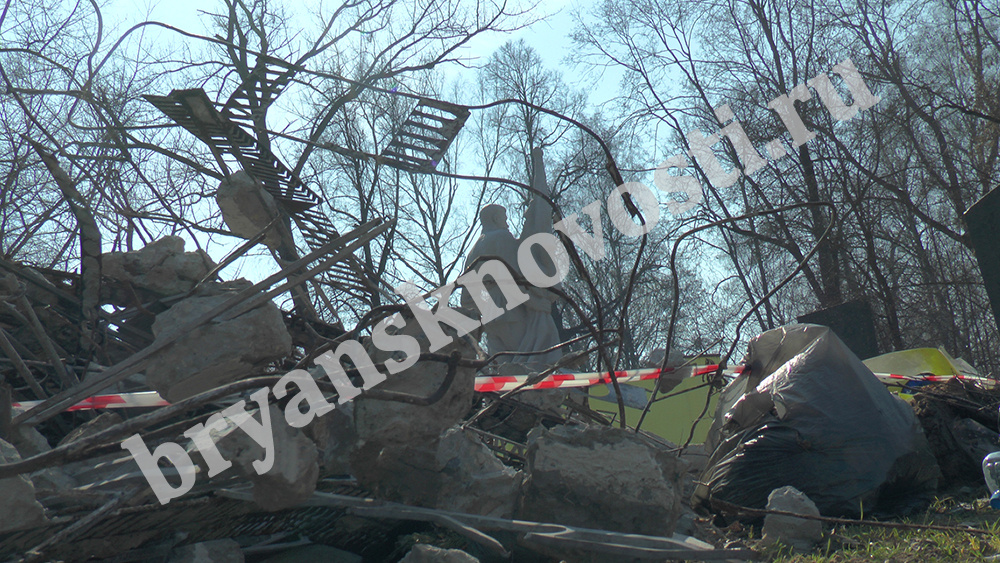 Видео из Новозыбкова: смотреть на разрушенное воинское захоронение очень больно