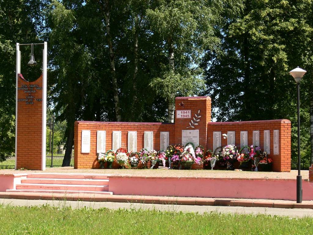 В Дубровке погас Вечный огонь, а памятник Неизвестному солдату пошел трещинами