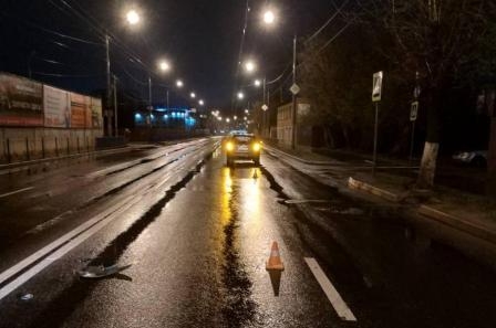 В Брянске на ночной дороге под колеса авто попал пешеход