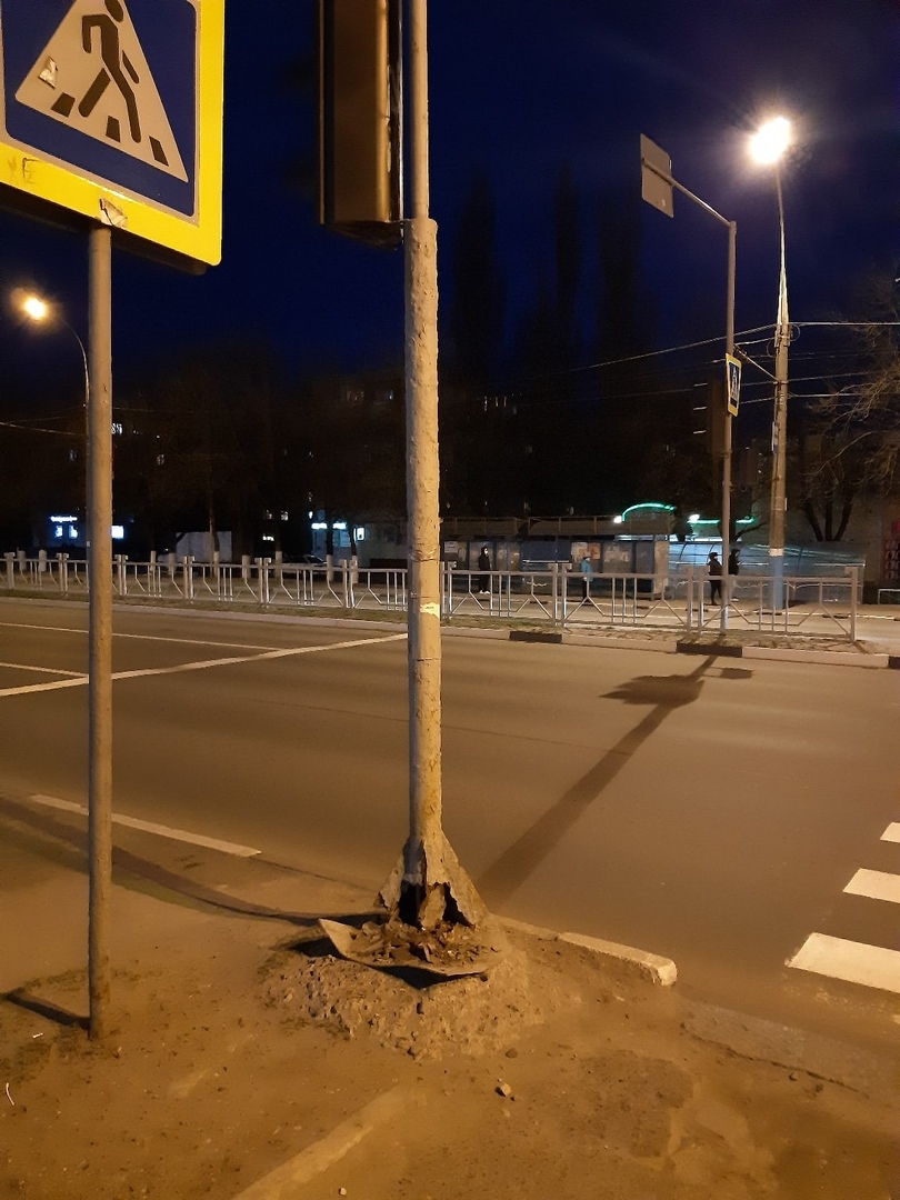 Кому повезёт: в Брянске пешеходный светофор держится на честном слове