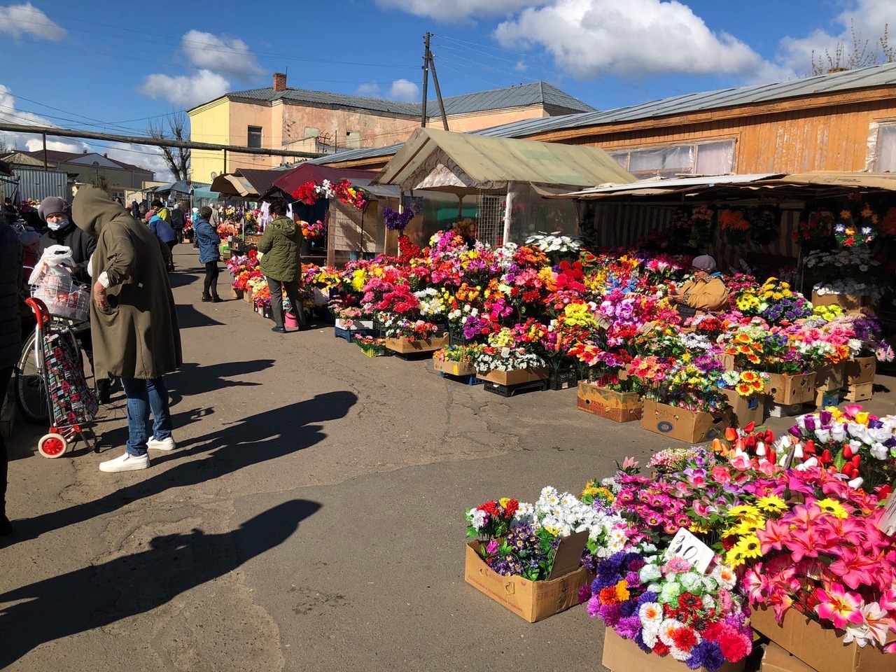 Предприниматели в Брянской области на свой страх и риск вышли торговать цветами к Радонице