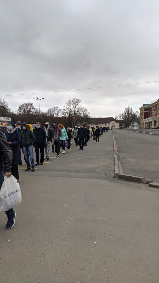 Брянск встал в пробках. У предприятий из-за проверки пропусков — очереди