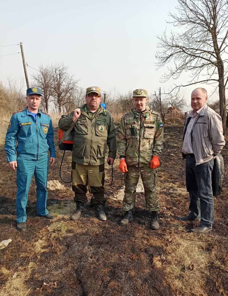 Лесопожарная служба отстояла у огня заброшенное село в Почепском районе