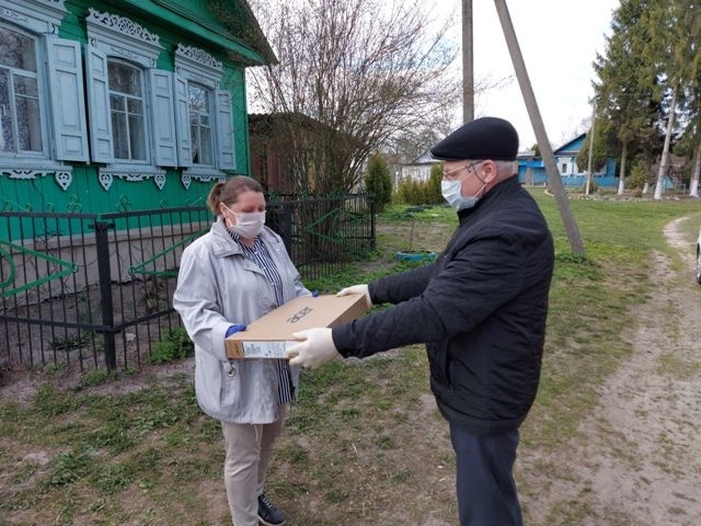Николай Стародубцев подарил двум новозыбковским семьям ноутбуки