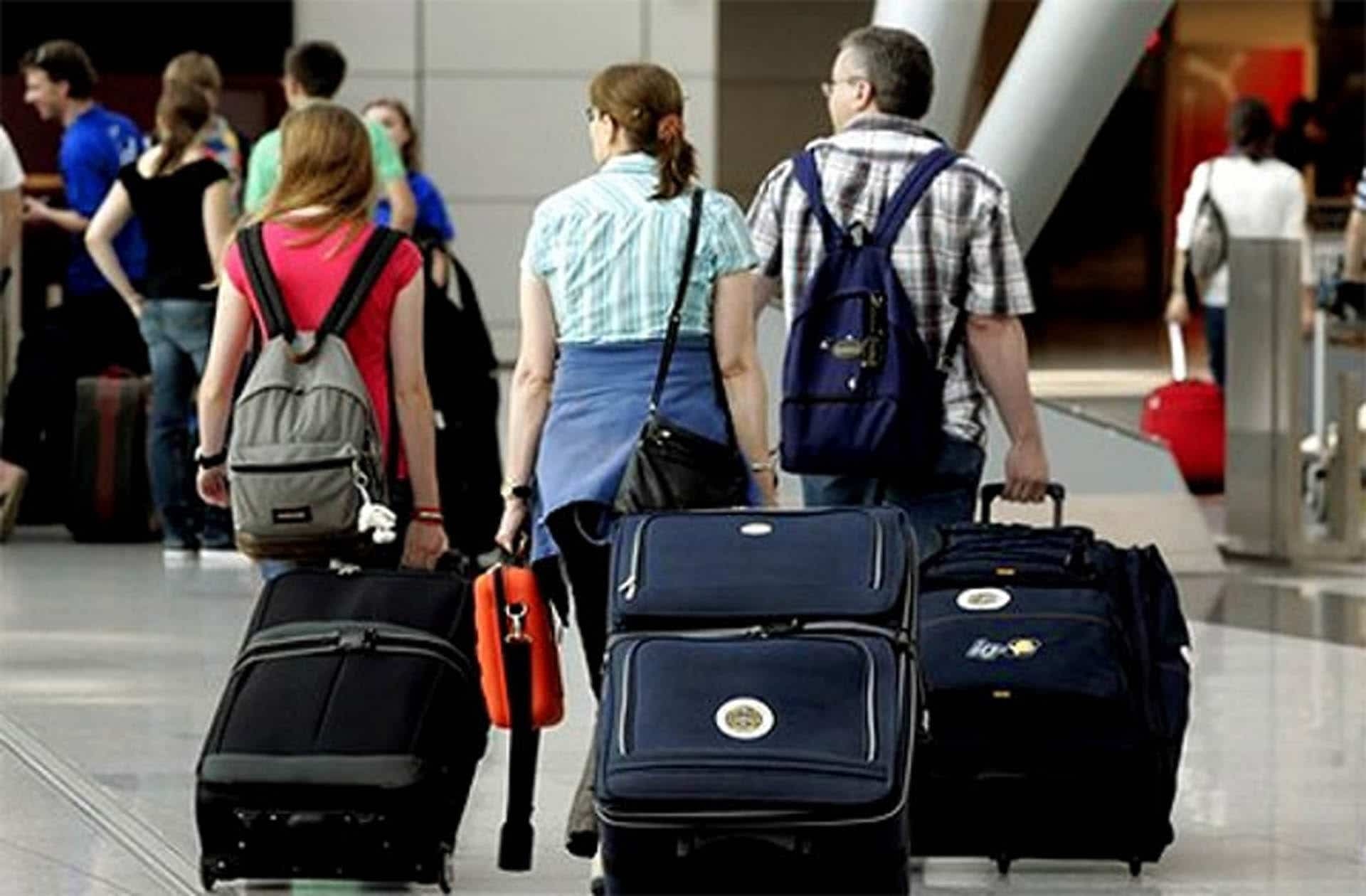 Переехать заграницу. Люди с чемоданами в аэропорту. Человек с чемоданом. Чемодан в аэропорту. Люди с чемоданами на вокзале.