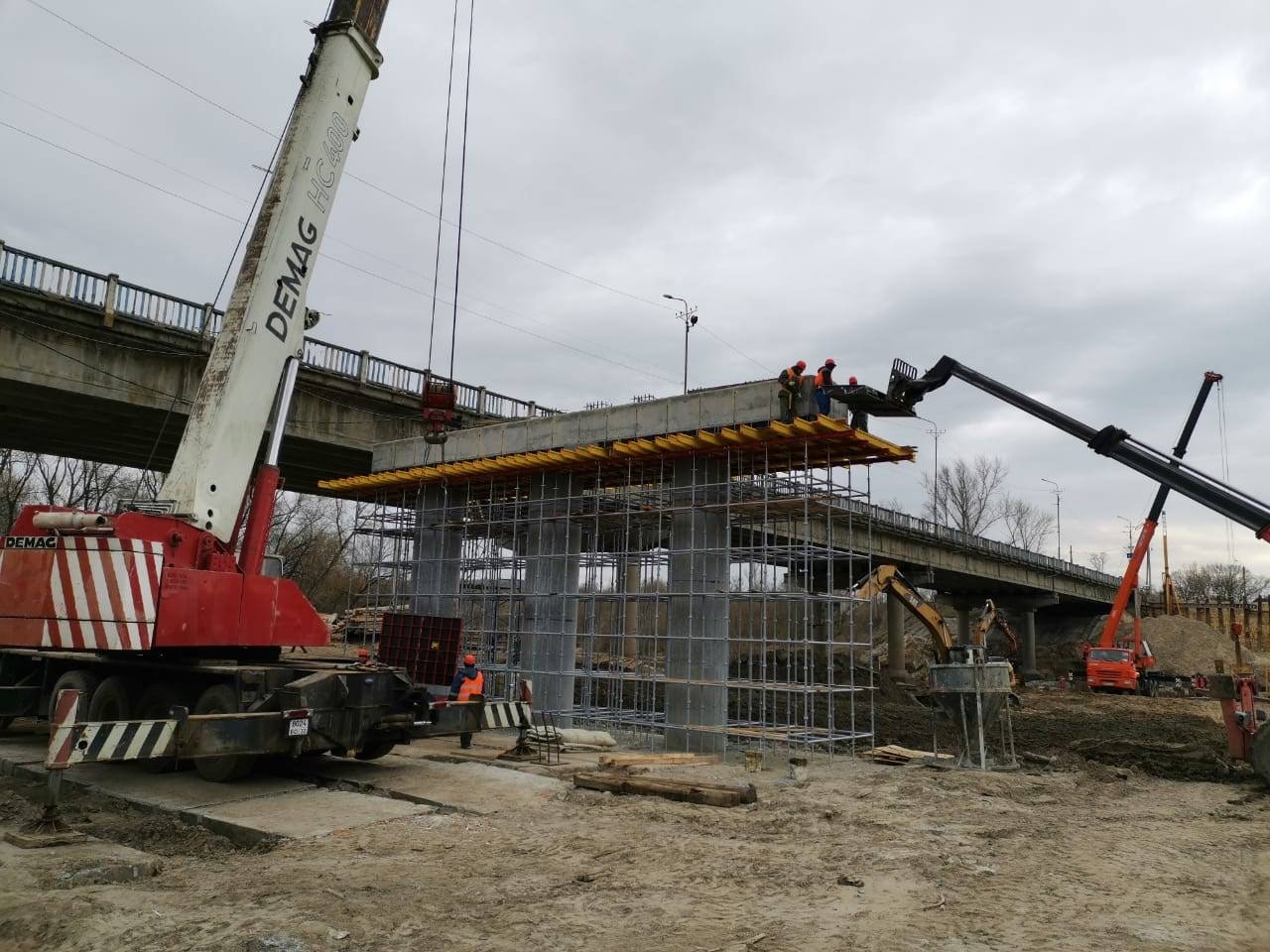 Мостостроители возобновили возведение Литейного моста в Брянске