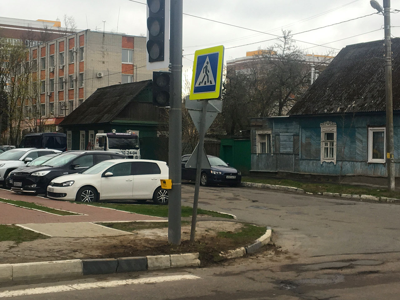 В Брянске появились новые светофоры с кнопками
