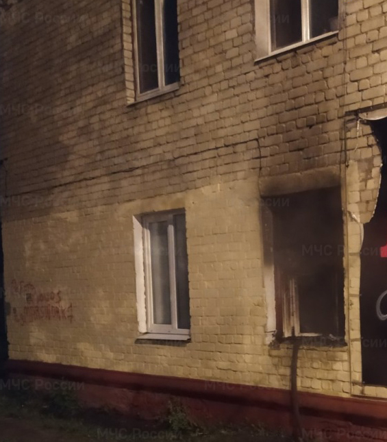 В Брянске сгорела комната в многоэтажке. Есть пострадавший
