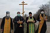 Священнослужители с молитвой объехали Новозыбков и его окрестности