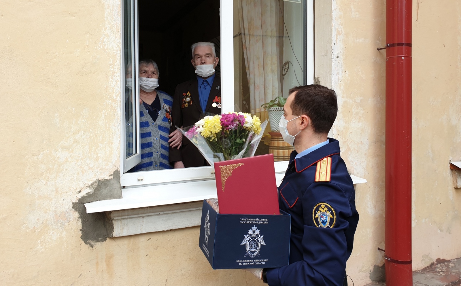 «70 лет друг от друга не отходили» – брянские ветераны в самоизоляции отметили благодатную свадьбу