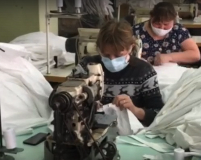 Швейная фабрика в Дубровке выпускает в сутки по 1000 костюмов для медиков