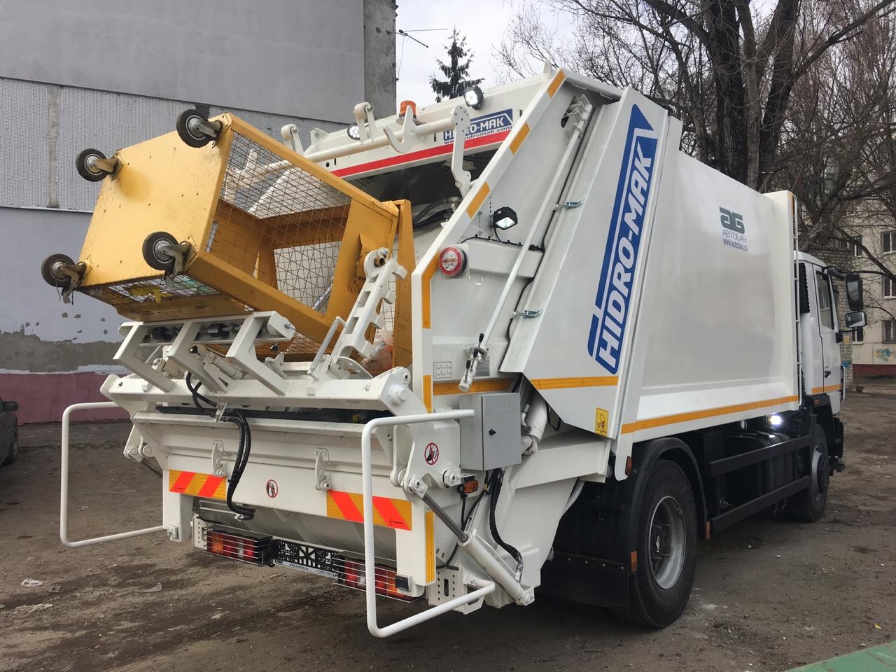 В Брянске устроили тест-драйв нового мусоровоза